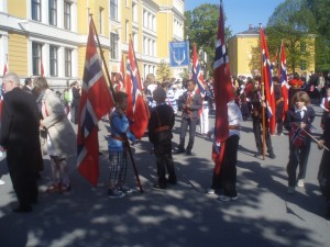 Flaggborg, korps og barna gjør seg klare for togets avmarsj Flaggborg, korps og barna gjør seg klare for togets avmarsj